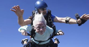 أمريكية عمرها 104 أعوام تسعى للقب أكبر لاعب قفز بالمظلات فى العالم.. صور