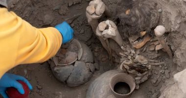 اكتشاف 8 مومياوات وثروة من القطع الأثرية فى بيرو.. شاهد