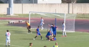 لاعب يفقد الوعى لحظة تسجيل هدف رائع بإحدى مباريات إيطاليا..فيديو
