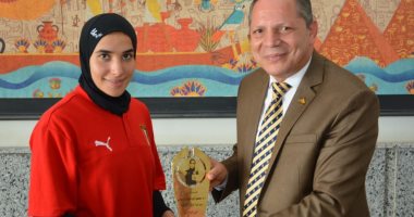 رئيس جامعة دمياط يكرم الطالبة يمنى عياد الفائزة بفضية بطولة أفريقيا للملاكمة