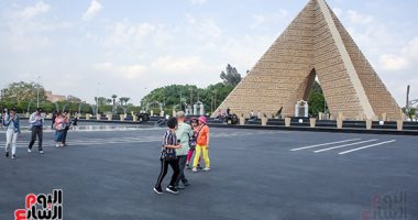 توافد مواطنين وسائحين على النصب التذكارى باليوبيل الذهبى لذكرى نصر أكتوبر