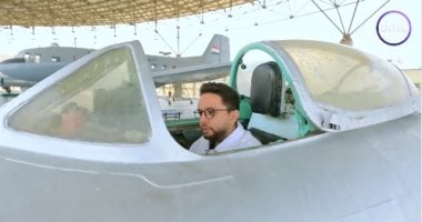 أحمد فايق يركب إحدى طائرات حرب أكتوبر ويؤكد: فيها رائحة المقاتلين العظام