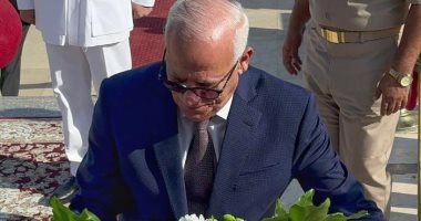 محافظ بورسعيد يضع إكليلاً من الزهور على النصب التذكارى احتفالاً بانتصارات أكتوبر