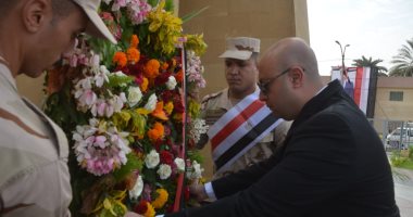 محافظ بنى سويف يضع إكليلا من الزهور على النصب التذكارى احتفالا بنصر أكتوبر