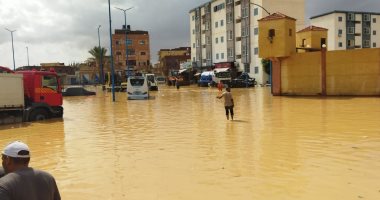 أجهزة محافظة مطروح تكثف جهودها لتصريف مياه السيول.. صور