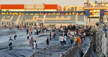 توافد المواطنين على استاد أسوان لحضور حفل "وطن واحد" بمناسبة انتصارات أكتوبر