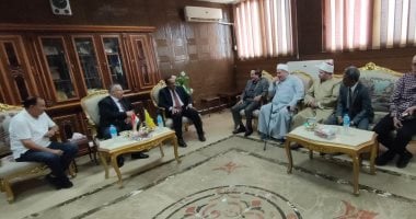 محافظ شمال سيناء يستقبل نقيب الأشراف خلال زيارته إلى مدينة العريش
