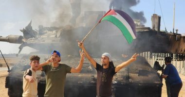 فلسطينيون يستولون على دبابة إسرائيلية بحدود قطاع غزة.. صور
