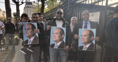 أبناء الجالية المصرية بباريس يعلنون تأييدهم للمرشح عبدالفتاح السيسي أمام القنصلية