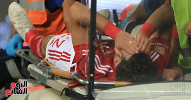 نقل إمام عاشور للمستشفى بعد إصابته فى مباراة الأهلى والإسماعيلي.. صور