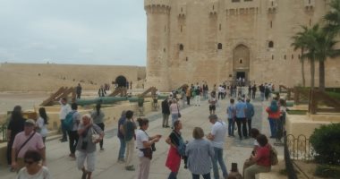 قلعة قايتباي بالإسكندرية تستقبل 35 فوجًا أجنبيًا من جنسيات مختلفة.. صور