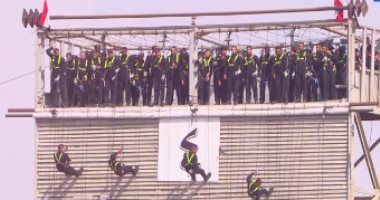 طلاب أكاديمية الشرطة يؤدون "عروض ميدان الجبال" أمام الرئيس السيسى