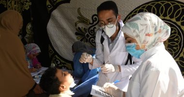 محافظ الفيوم يتفقد أعمال قافلة كلية طب أسنان جامعة القاهرة بقرية الصبيحى
