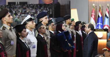 أوائل الكليات العسكرية والجامعات يقدمون للرئيس السيسى هدايا تذكارية (صور)