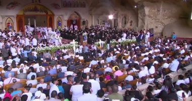 المسيحيون يلقون نظرة الوداع ويؤدون صلاة الجنازة على روح القمص سمعان إبراهيم