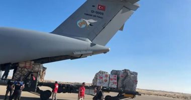 استمرار تدفق المساعدات الإنسانية على مطار العريش.. فيديو وصور