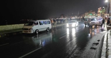 هطول أمطار على الإسكندرية بالتزامن مع تمركز سيارات الصرف الصحي.. صور