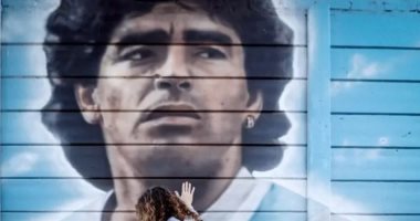 جماهير نابولى تحتفل بجدارية جديدة لتخليد مارادونا فى سانتا ماريا.. فيديو