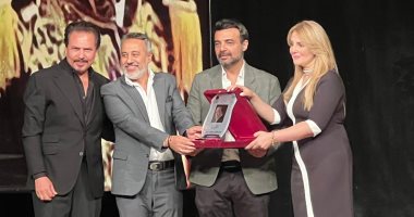 المركز القومى للمسرح يهدى درع التكريم لأبناء الراحل محمود ياسين