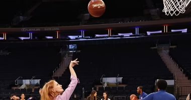 جيسيكا تشاستين تبرز مهاراتها مع كرة السلة لمساعدة الأطفال
