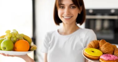 10 أكلات تزيد هرمون الدوبامين المسبب للسعادة.. أبرزها الفراولة