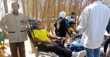 طلاب جامعة جنوب الوادى يسارعون للتبرع بالدم للأشقاء فى فلسطين.. صور