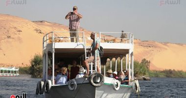 السائحون يستمتعون بالجولات النيلية فى أسوان.. صور
