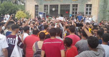 طلاب جامعة المنصورة ينظمون وقفة تضامنية مع الشعب الفلسطينى.. صور