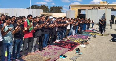أعضاء التحالف الوطنى يؤدون صلاة الغائب على شهداء فلسطين أمام بوابة معبر رفح