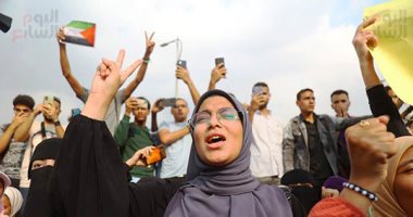 احتشاد آلاف الطلاب أمام جامعة القاهرة تنديدا بالقصف الإسرائيلى لغزة.. صور