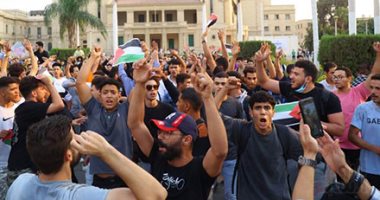 المشاركون بالوقفة التضامنية مع غزة أمام جامعة القاهرة يرتدون "شال وعلم" فلسطين