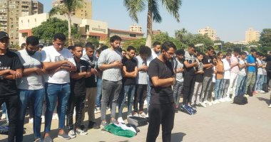 طلاب جامعة عين شمس يؤدون صلاة الغائب على أرواح شهداء غزة