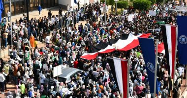 رئيس جامعة قناة السويس يتقدم مسيرة طلابية لدعم القضية الفلسطينية.. صور