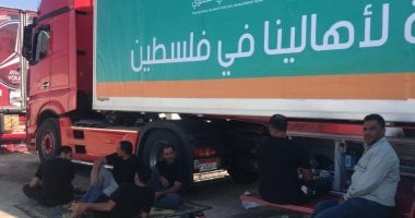 تجهيز 19 شاحنة إغاثة عاجلة لقطاع غزة أمام بوابة معبر رفح