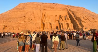 10 آلاف سائح يزورون معبد أبوسمبل بعد أول ساعة من فتح أبوابه.. فيديو وصور