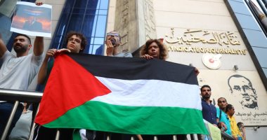 أعلام فلسطين والهتافات تملأ نقابة الصحفيين تنديدا بالعدوان على غزة