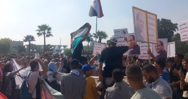 طلاب وقيادات جامعة قناة السويس ينظمون وقفة تضامنية مع أهالى غزة