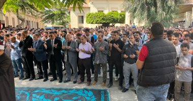 مئات الطلاب يؤدون صلاة الغائب على شهداء غزة بهندسة القاهرة