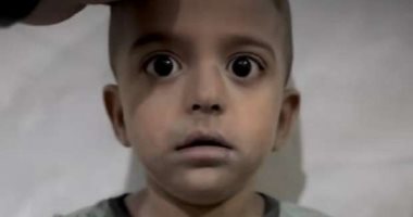خبير لغة جسد يحلل فيديو الطفل الفلسطينى المرتجف: شعر بصدمة شديدة