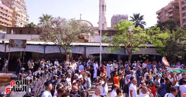 المئات يؤدون صلاة الغائب على شهداء غزة بمسجد مصطفى محمود.. صور