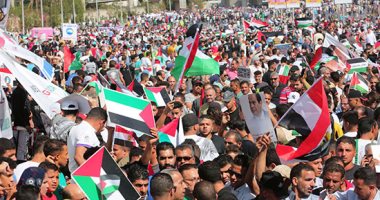 فلسطينى فى المسيرة التضامنية أمام المنصة: مصر لم تقصر ولن نتخلى عن أرضنا  
