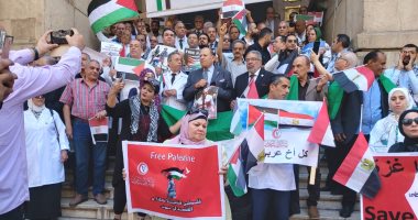 المشاركون بمسيرة الأطباء لدعم غزة يرفضون استهداف الأطقم الطبية