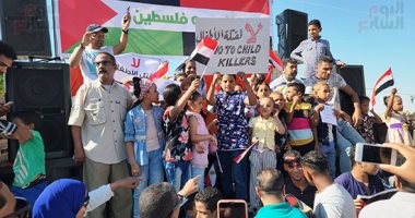 أطفال الأقصر يهتفون من أجل فلسطين بساحة أبو الحجاج الأقصرى.. صور
