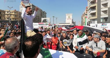 صور الرئيس السيسي على علم فلسطين مع هتافات للآلاف تهز أجواء الدقهلية.. صور