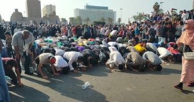 متضامنون مع غزة يؤدون صلاة العصر في ميدان التحرير.. فيديو