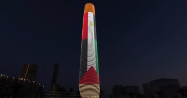 البرج الأيقونى يتزين بعلمى مصر وفلسطين وشعار قمة القاهرة للسلام (فيديو)