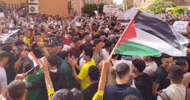 مسيرات لطلاب جامعة بنها لتأييد موقف مصر ودعم الأشقاء الفلسطينيين.. فيديو