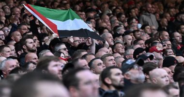 ليفربول ضد إيفرتون.. علم فلسطين يزين ملعب "آنفيلد" فى ديربي الميرسيسايد