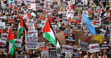 الآلاف يتظاهرون فى لندن لوقف القصف الإسرائيلى على قطاع غزة 