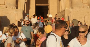 أفواج سياحية تزور معبد أبو سمبل قبل يوم واحد من "تعامد الشمس"